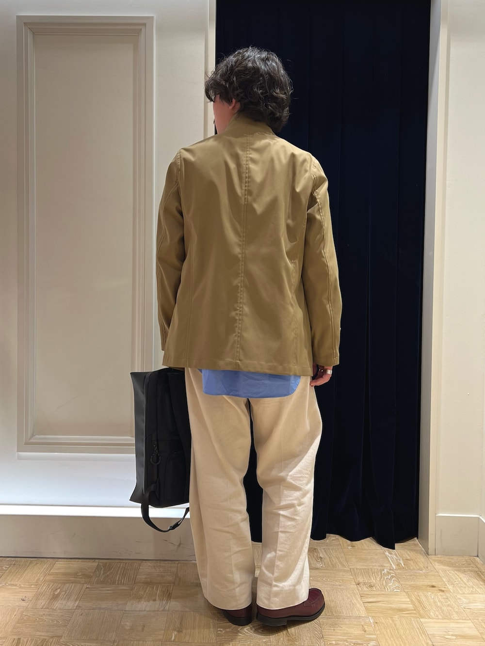 ベージュ系のブルゾン、ブルー系のシャツ/ブラウス、ホワイト系のデニムパンツを着用したメンズの春コーディネートの6枚目の写真