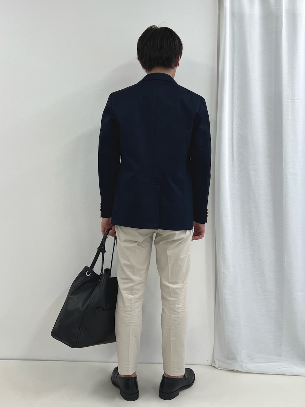 ブルー系のシャツ/ブラウス、ホワイト系のチノパンツ、ブラック系のローファーを着用したメンズの春コーディネートの5枚目の写真