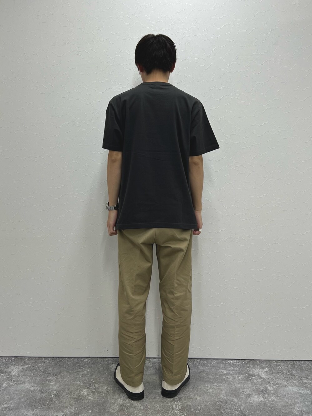 ブラック系のTシャツ/カットソーを着用したメンズの春コーディネートの4枚目の写真