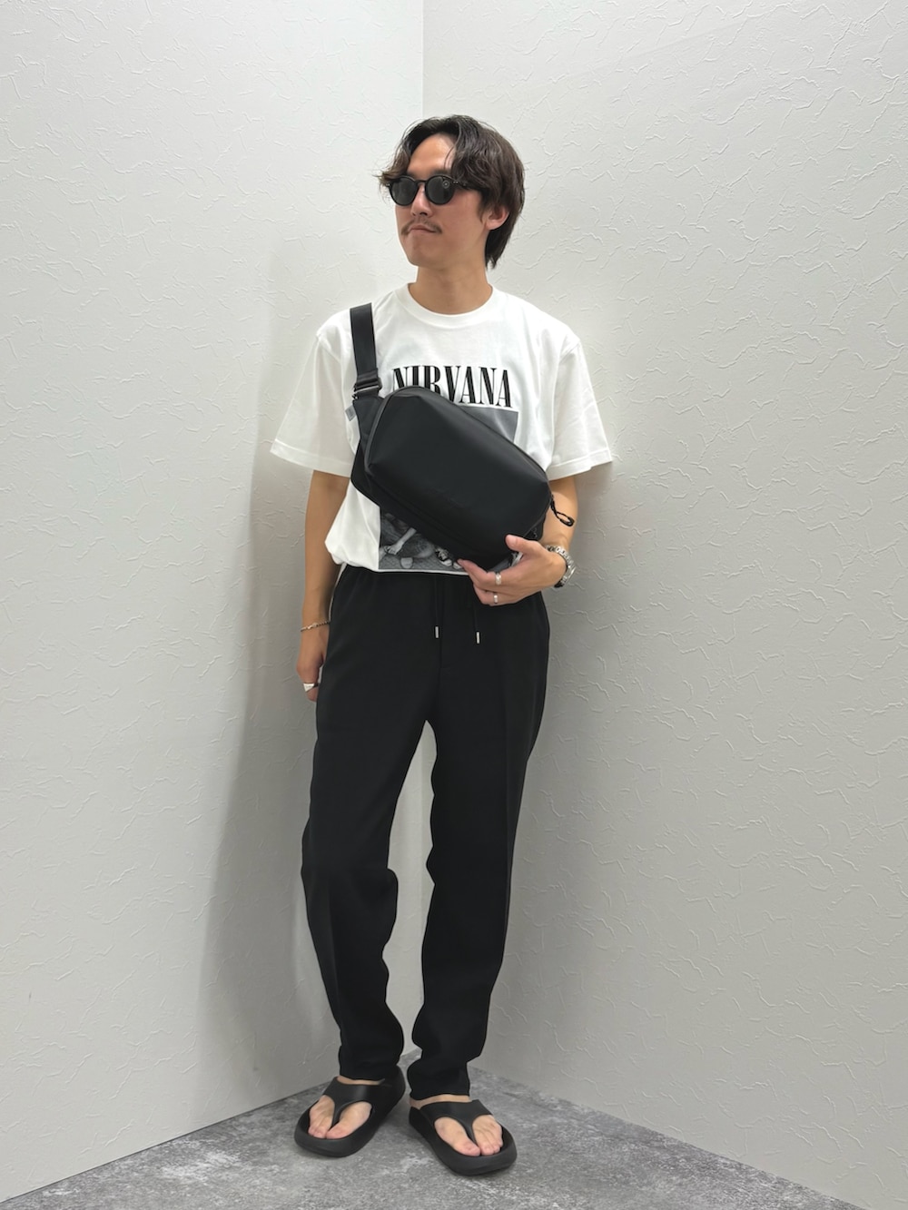 「サンダル、夏コーデ、白Tシャツ、サングラス、Tシャツ、ショルダーバッグ、ブラックコーデ、カジュアルコーデ、夏、お出かけコーデ、シンプルコーデ、モノトーン、モノトーンコーデ」|「GOOD ROCK SPEEDの【GOOD ROCK SPEED】別注 NIRVANA / ニルヴァーナ プリントTシャツ(Tシャツ/カットソー、ホワイト系)」を使った、nishiokaさん(メンズ・169cm)の夏コーディネートの3枚目の写真