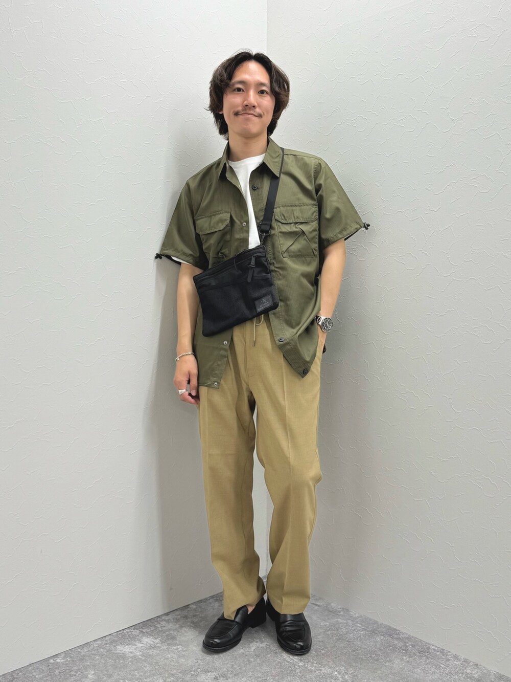 グリーン系のシャツ/ブラウス、ホワイト系のTシャツ/カットソー、ベージュ系のその他パンツを着用したメンズの春コーディネートの4枚目の写真