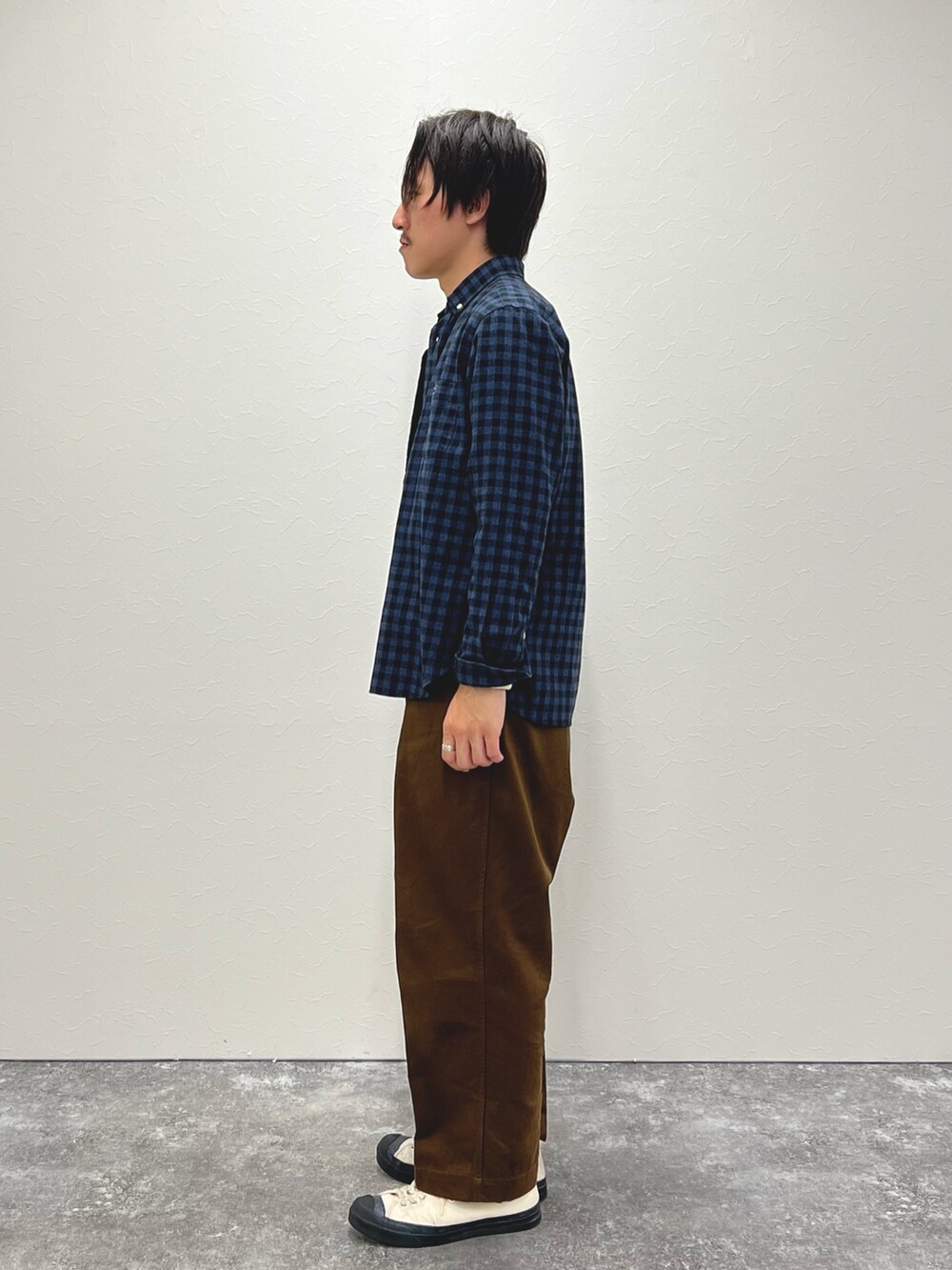 ブルー系のシャツ/ブラウス、ホワイト系のTシャツ/カットソー、ブラウン系のトートバッグを着用したメンズの秋コーディネートの5枚目の写真