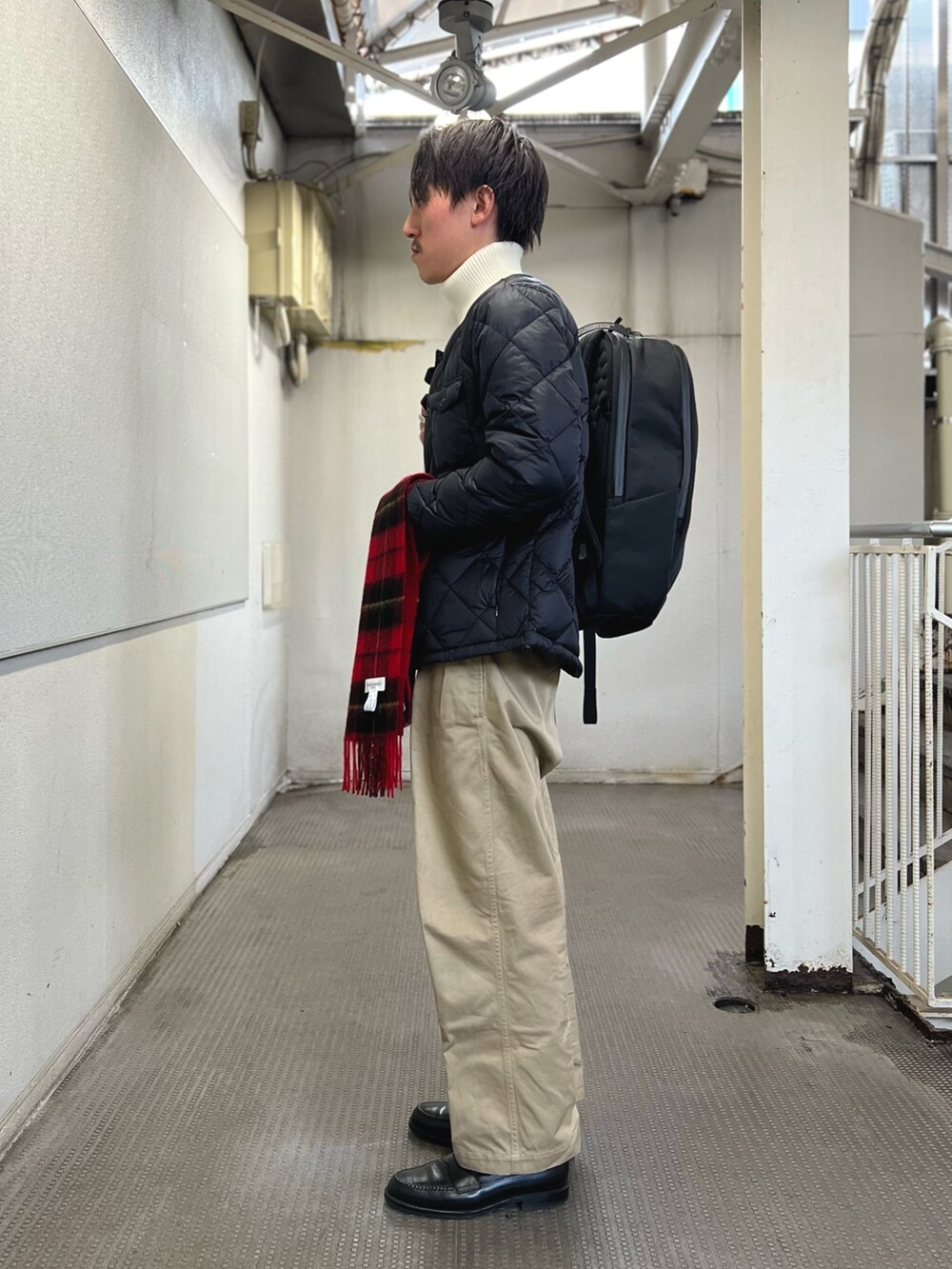 「レイヤードスタイル、冬アウター、チェック、休日スタイル、クリスマスに着たい服、赤、お出かけコーデ、マフラー、きれいめカジュアル、タートルネック、ダウンジャケット、オトナカジュアル、カジュアル、カジュアルコーデ、冬コーデ」｜「NOLLEY'S goodmanのR/Sウールカシミヤマフラー30（マフラー、レッド系）」を使った、nishiokaさん（メンズ・169cm）の冬コーディネートの3枚目の写真