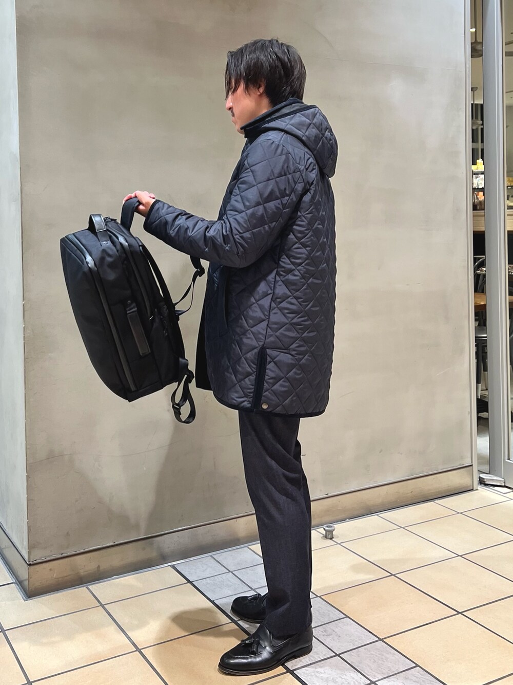 ブルー系のブルゾン、ブルー系のその他パンツ、ブルー系のテーラードジャケットを着用したメンズの秋コーディネートの5枚目の写真