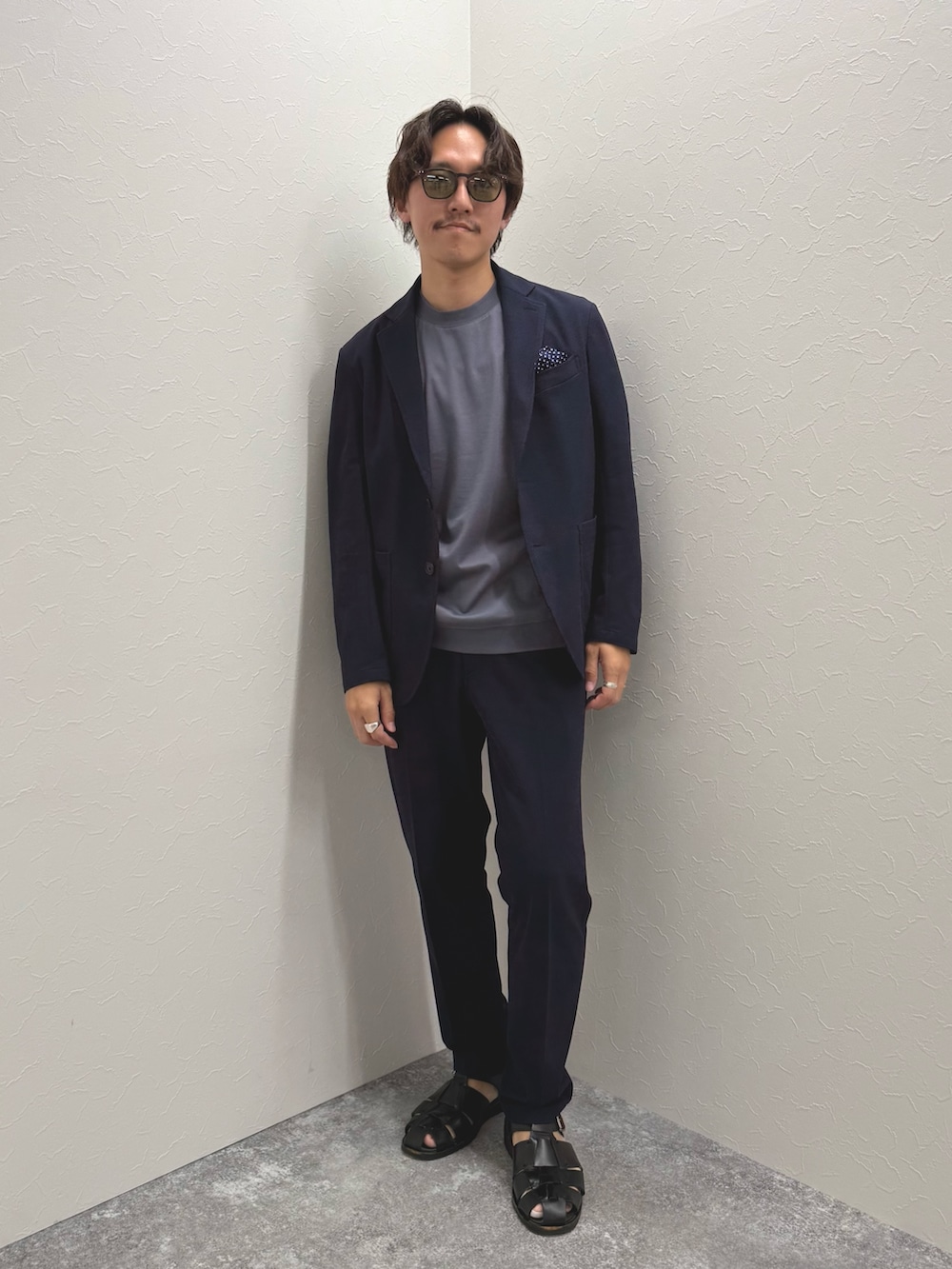「サンダル、低身長コーデ、セットアップ、淡色コーデ、グルカサンダル、きれいめカジュアル、Tシャツ、夏コーデ、オトナカジュアル、夏だ！Tシャツ着よう！、ジャケット、ジャケットスタイル、カジュアル、カジュアルコーデ、夏」｜「NOLLEY’Sの《ビジカジ対応》Primeflex 吸水速乾 メランジ カノコ ストレッチイージーJK 25SS（テーラードジャケット、ブルー系）」を使った、nishiokaさん（メンズ・169cm）の夏コーディネートの3枚目の写真