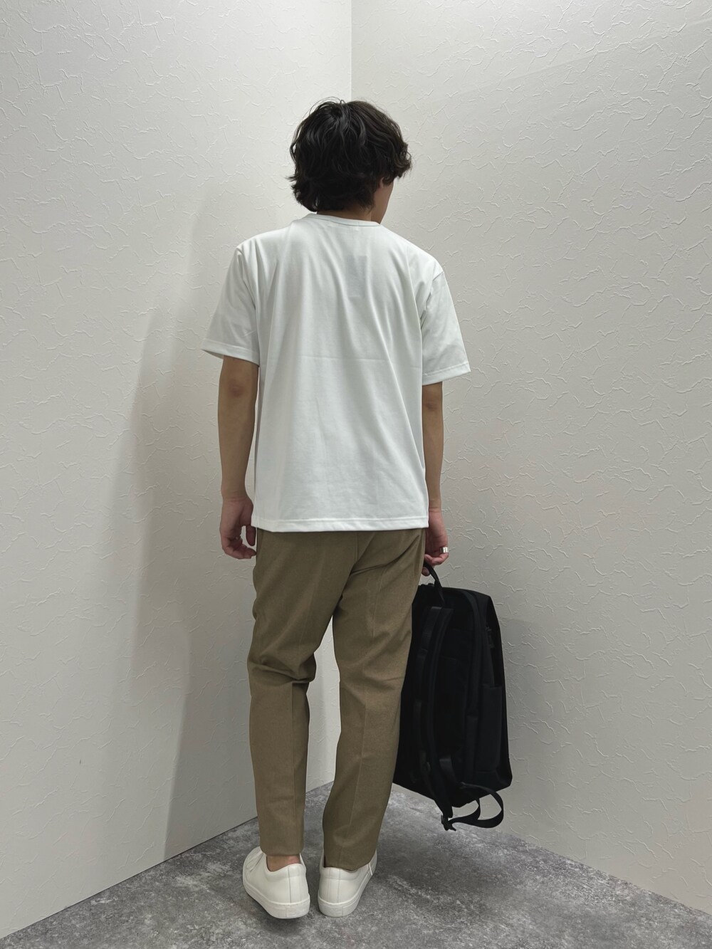 ホワイト系のTシャツ/カットソー、ベージュ系のその他パンツ、ホワイト系のスニーカーを着用したメンズの春コーディネートの6枚目の写真