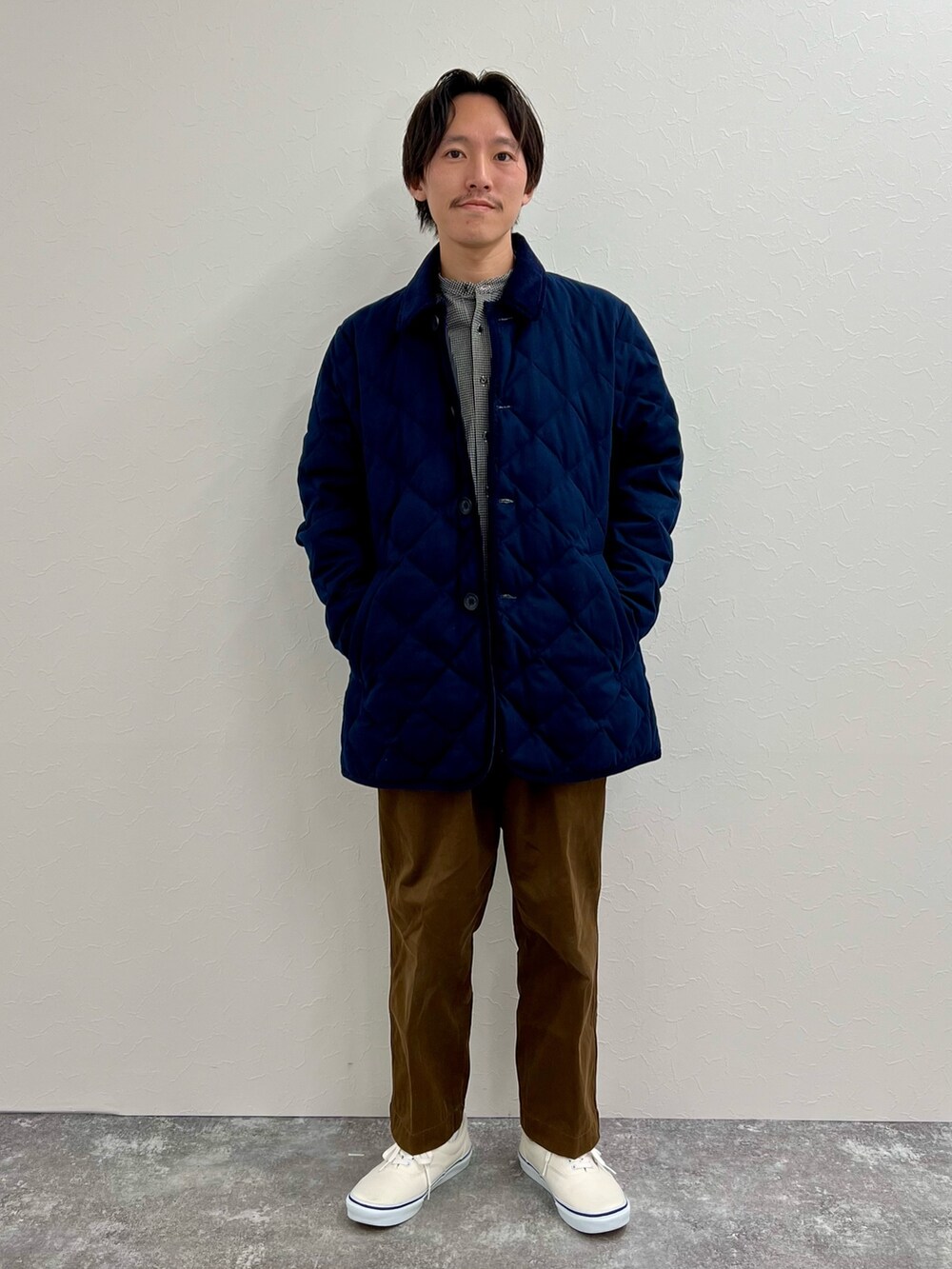 「重ね着ベストシーズン、きれいめカジュアル、ストリート、ビッグシルエット、お出かけコーデ、メンズコーデ、カジュアル、冬コーデ、ワイドパンツ、大人コーデ、TAION、キルティング、キルティングジャケット、ダウンジャケット、ダウンコーデ」｜「TAIONの【TAION/タイオン】別注キルティングジャケット LIMONTA EAST（ダウンジャケット/コート、ブルー系）」を使った、nishiokaさん（メンズ・169cm）の秋コーディネートの2枚目の写真