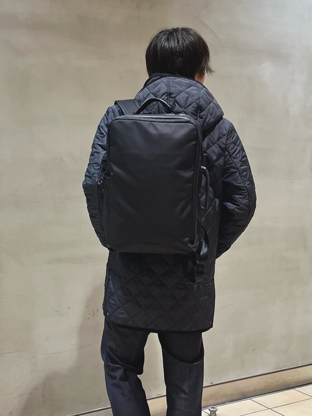 ブルー系のテーラードジャケット、ホワイト系のビジネスシャツ、ブルー系のネクタイを着用したメンズの秋コーディネートの6枚目の写真