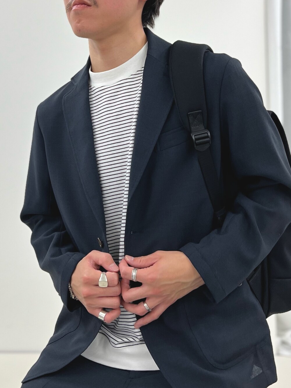 ブルー系のテーラードジャケット、ホワイト系のTシャツ/カットソー、ブルー系のその他パンツを着用したメンズの春コーディネートの6枚目の写真