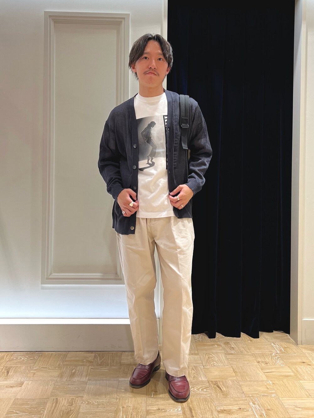 ホワイト系のTシャツ/カットソー、ブルー系のカーディガン/ボレロ、ホワイト系のバックパック/リュックを着用したメンズの春コーディネートの3枚目の写真