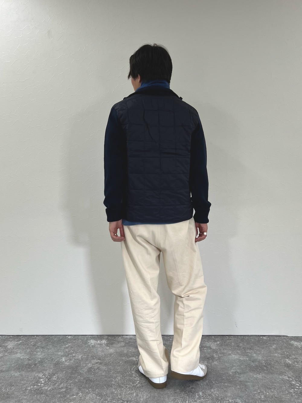 ブルー系のブルゾン、ブルー系のシャツ/ブラウス、ブルー系のマフラーを着用したメンズの冬コーディネートの6枚目の写真