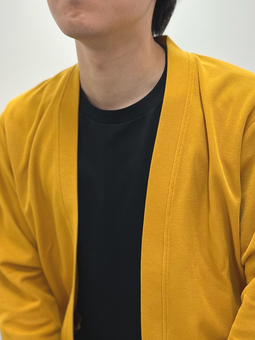 イエロー系のカーディガン/ボレロ、ブラック系のTシャツ/カットソー、ホワイト系のその他パンツを着用したメンズの夏コーディネートの7枚目の写真