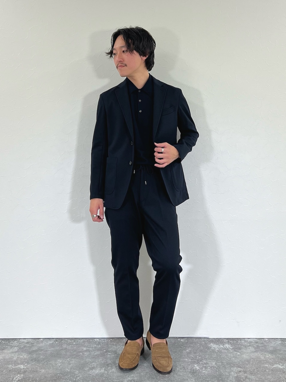 ブルー系のテーラードジャケット、ブルー系のその他パンツ、イエロー系のローファーを着用したメンズの冬コーディネートの2枚目の写真