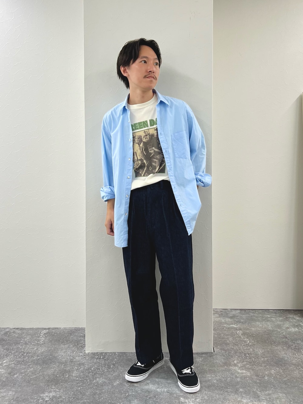 ホワイト系のTシャツ/カットソー、ブラック系のスニーカー、ブルー系のシャツ/ブラウスを着用したメンズの冬コーディネートの4枚目の写真