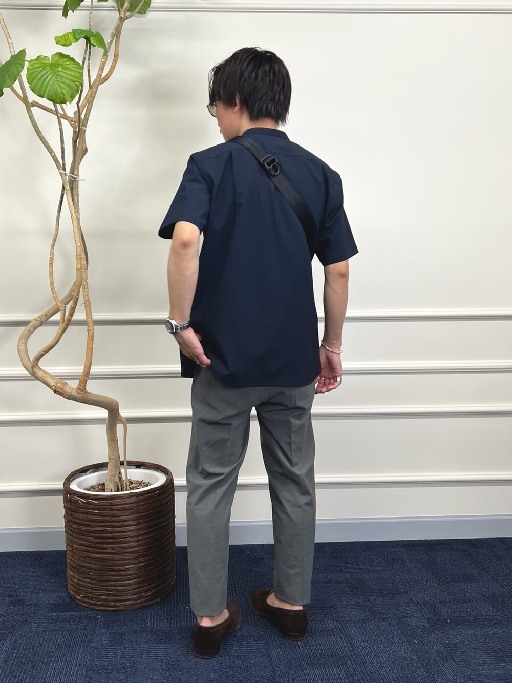 ブルー系のシャツ/ブラウス、ブルー系のショルダーバッグ、グレー系のその他パンツを着用したメンズの春コーディネートの4枚目の写真