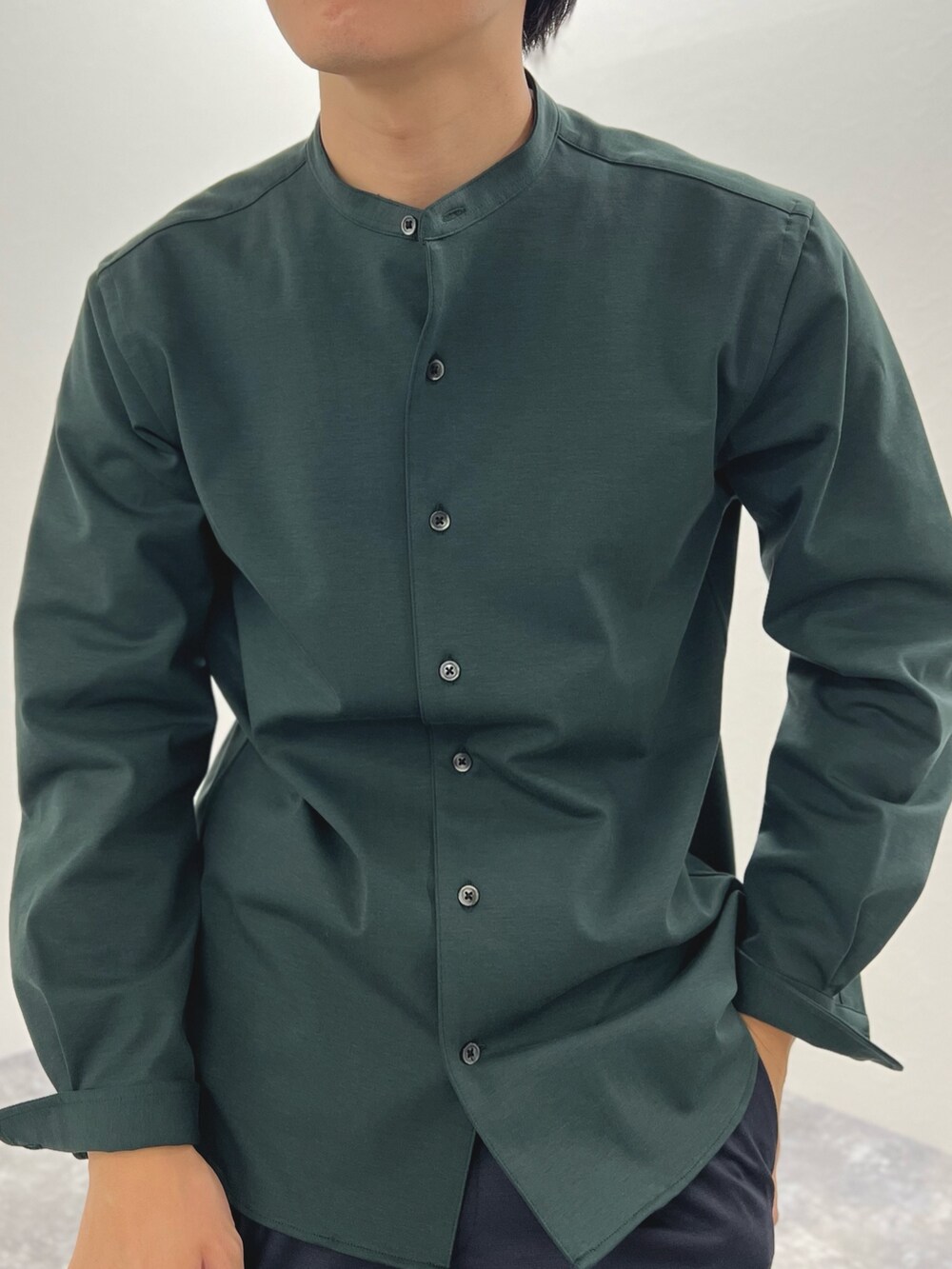 グリーン系のシャツ/ブラウス、ホワイト系のTシャツ/カットソー、ブルー系のその他パンツを着用したメンズの秋コーディネートの7枚目の写真