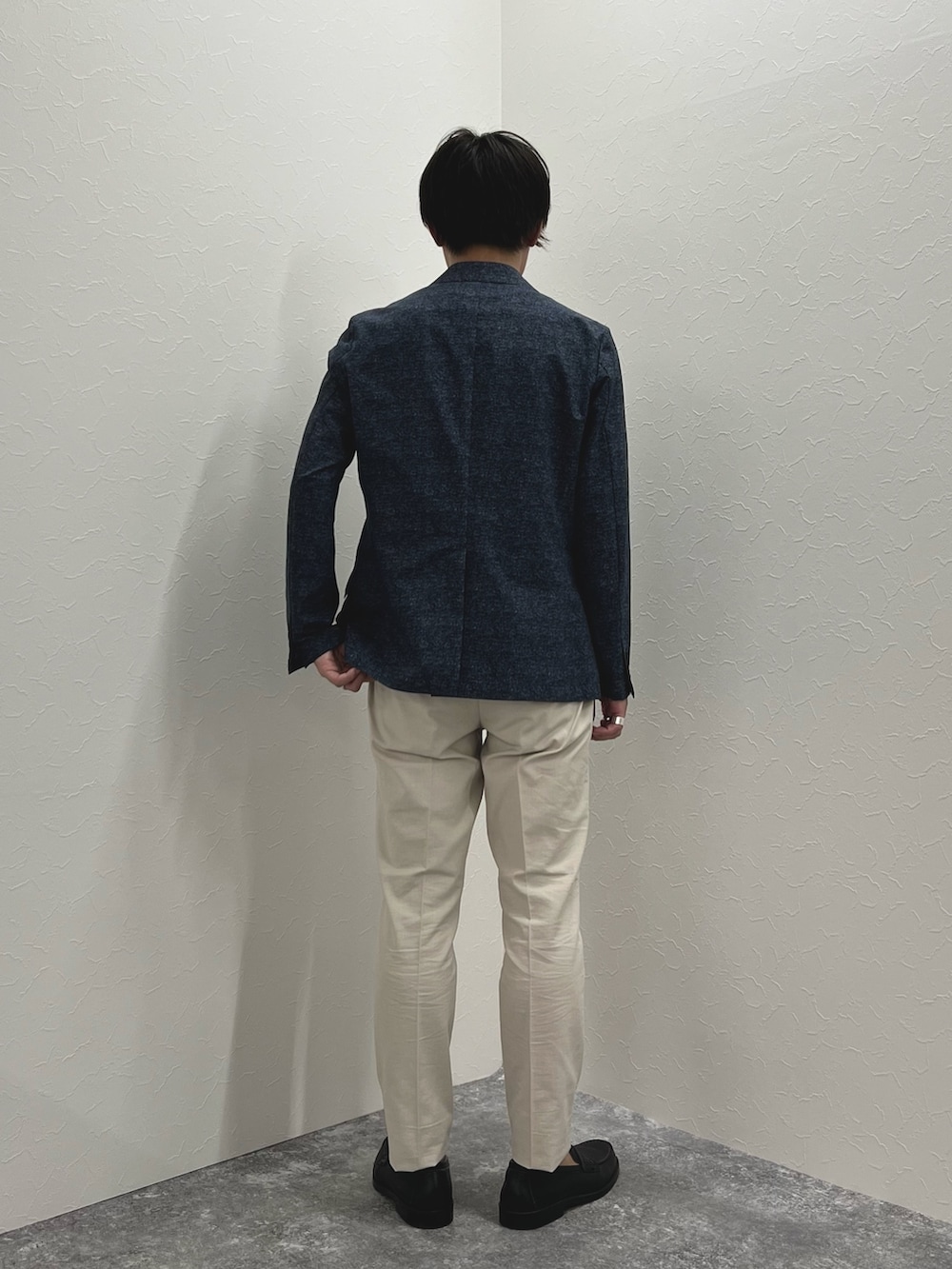 ブルー系のテーラードジャケット、ホワイト系のチノパンツ、ブルー系のTシャツ/カットソーを着用したメンズの春コーディネートの5枚目の写真