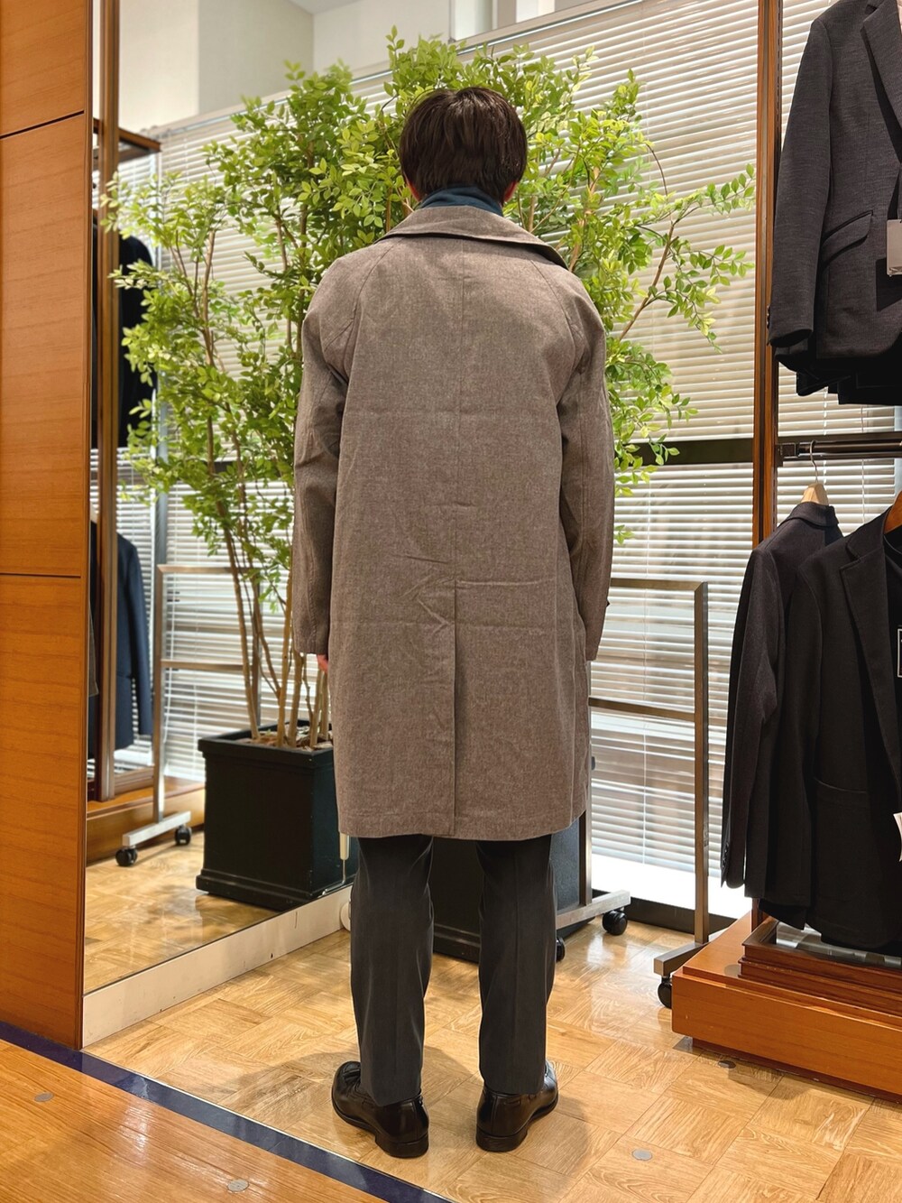 「ファッションを楽しもう、コート、きれいめカジュアル、冬コーデ、コーデュロイ、淡色コーデ、マフラーぐるぐる、冬アウター、レイヤードスタイル、シンプルコーデ、おしゃれさんと繋がりたい、おでかけコーデ、お出かけコーデ、大人カジュアル、セットアップ」|「CROCKETT&JONESのアイテム(ローファー、ブラック系)」を使った、nishiokaさん(メンズ・169cm)の秋コーディネートの4枚目の写真