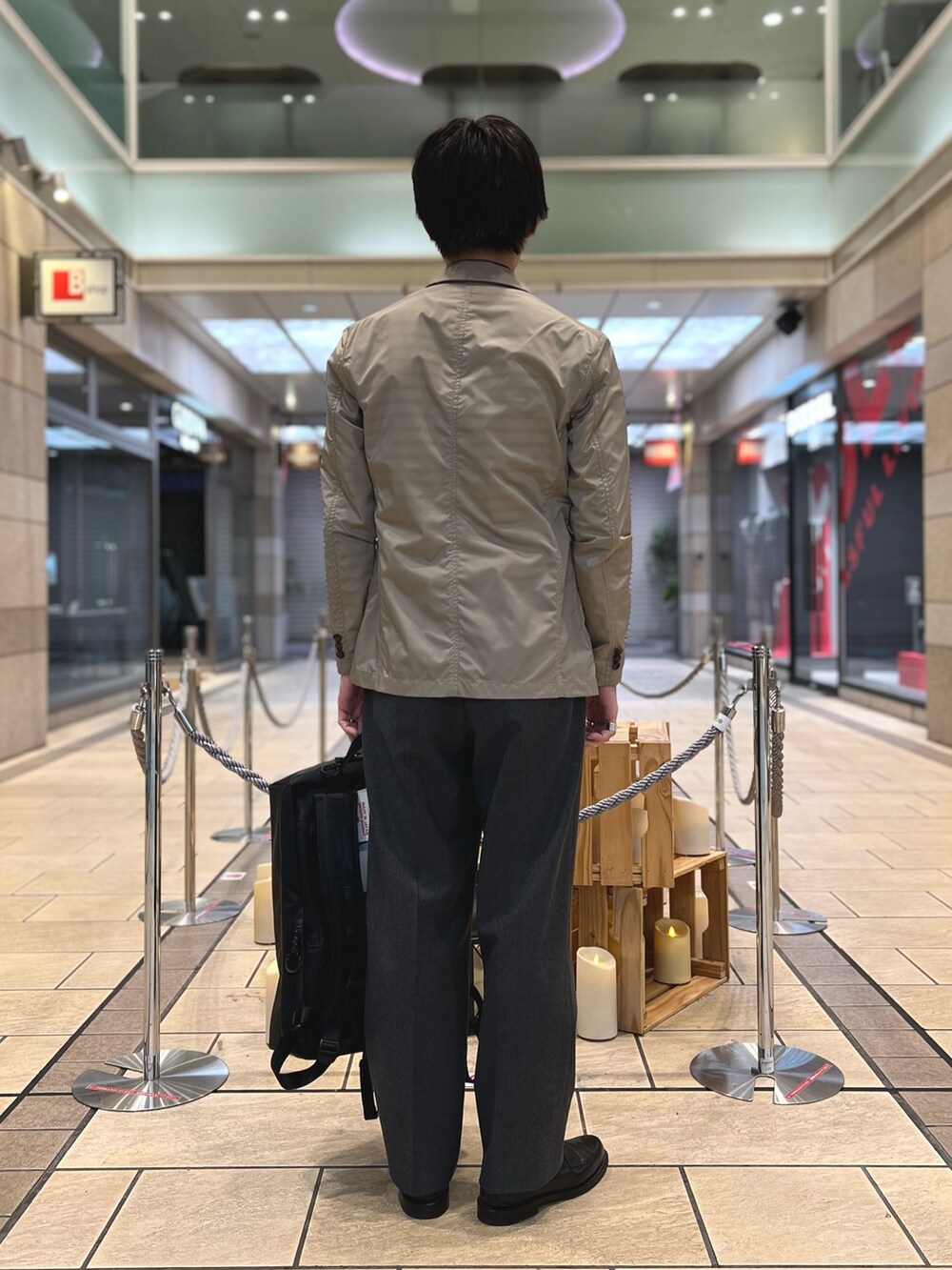 ベージュ系のテーラードジャケット、ブラック系のバックパック/リュック、ブラック系のバックパック/リュックを着用したメンズの冬コーディネートの4枚目の写真