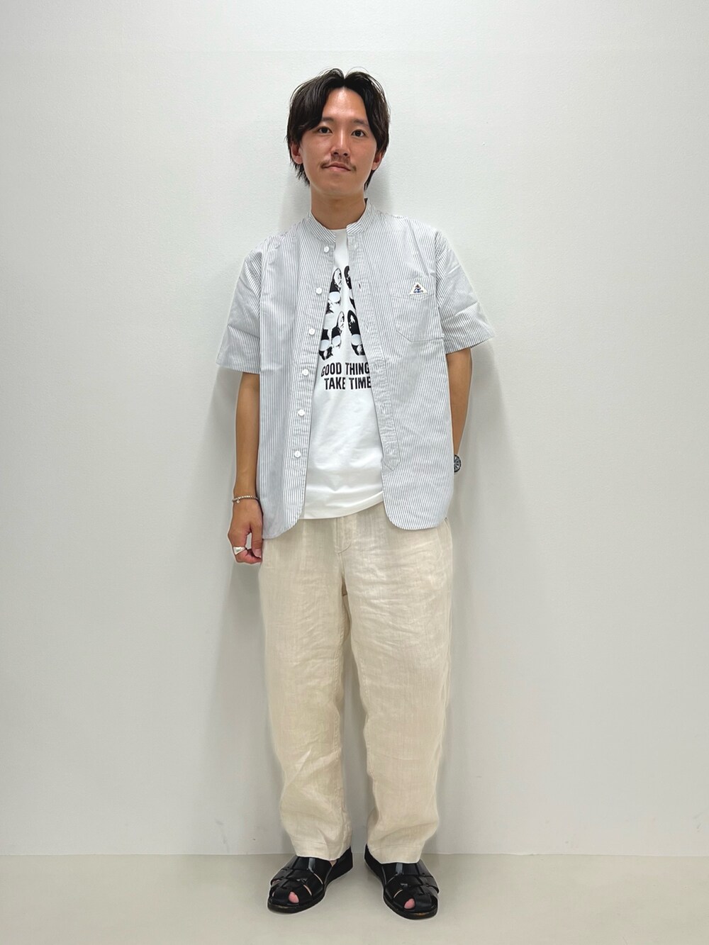 ブラック系のシャツ/ブラウス、ホワイト系のTシャツ/カットソー、ブラック系のサンダルを着用したメンズの夏コーディネートの2枚目の写真