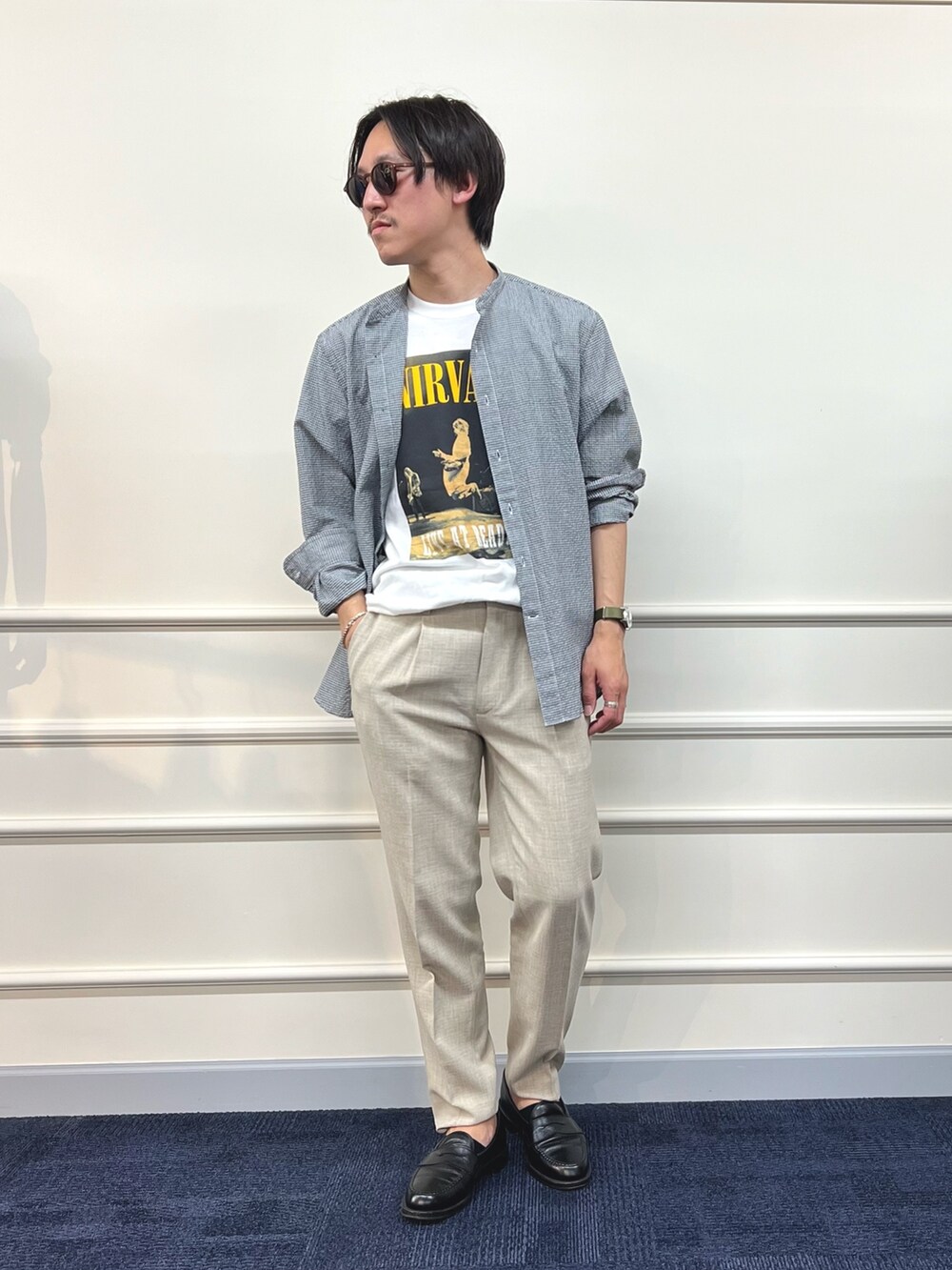 ブラック系のシャツ/ブラウス、ホワイト系のTシャツ/カットソー、ホワイト系のその他パンツを着用したメンズの春コーディネートの4枚目の写真