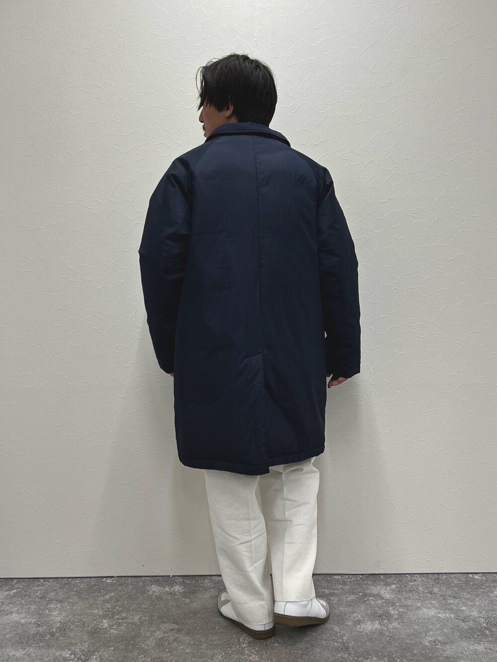 ブルー系のダウンジャケット/コート、グレー系のニット/セーター、グリーン系のシャツ/ブラウスを着用したメンズの冬コーディネートの6枚目の写真