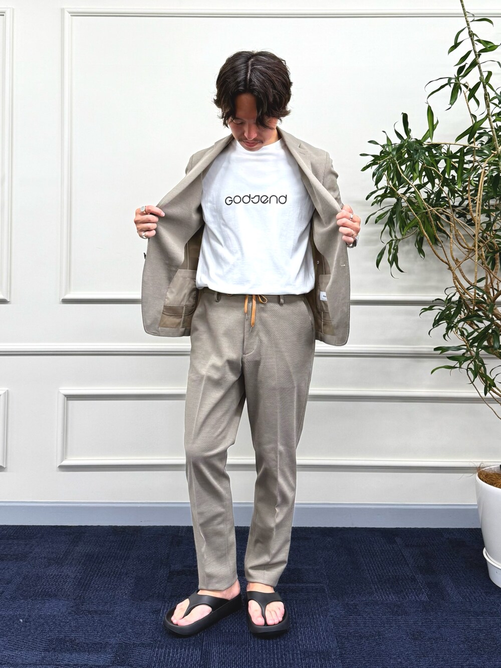 ベージュ系のテーラードジャケット、ベージュ系のその他パンツ、ホワイト系のTシャツ/カットソーを着用したメンズの夏コーディネートの4枚目の写真