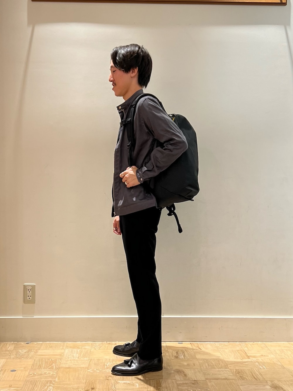 グレー系のシャツ/ブラウス、グレー系のTシャツ/カットソー、ブラック系のその他パンツを着用したメンズの秋コーディネートの4枚目の写真
