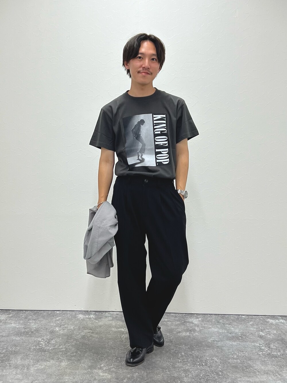ベージュ系のシャツ/ブラウス、ブラック系のTシャツ/カットソー、ブラック系のローファーを着用したメンズの夏コーディネートの5枚目の写真