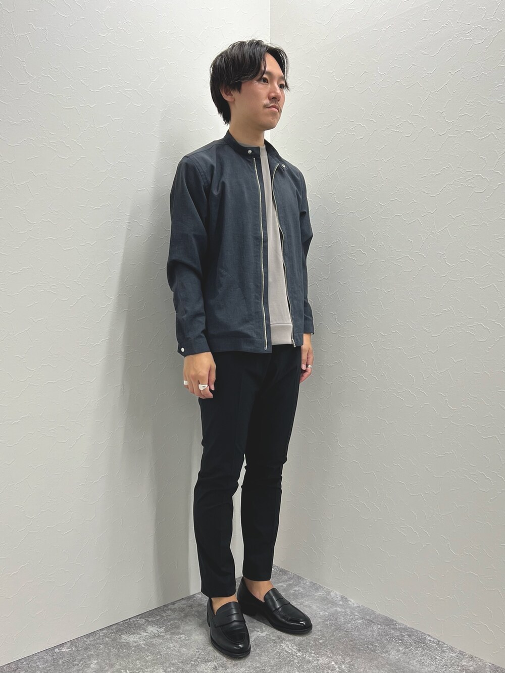 ブルー系のブルゾン、ベージュ系のTシャツ/カットソー、ブラック系のその他パンツを着用したメンズの夏コーディネートの4枚目の写真