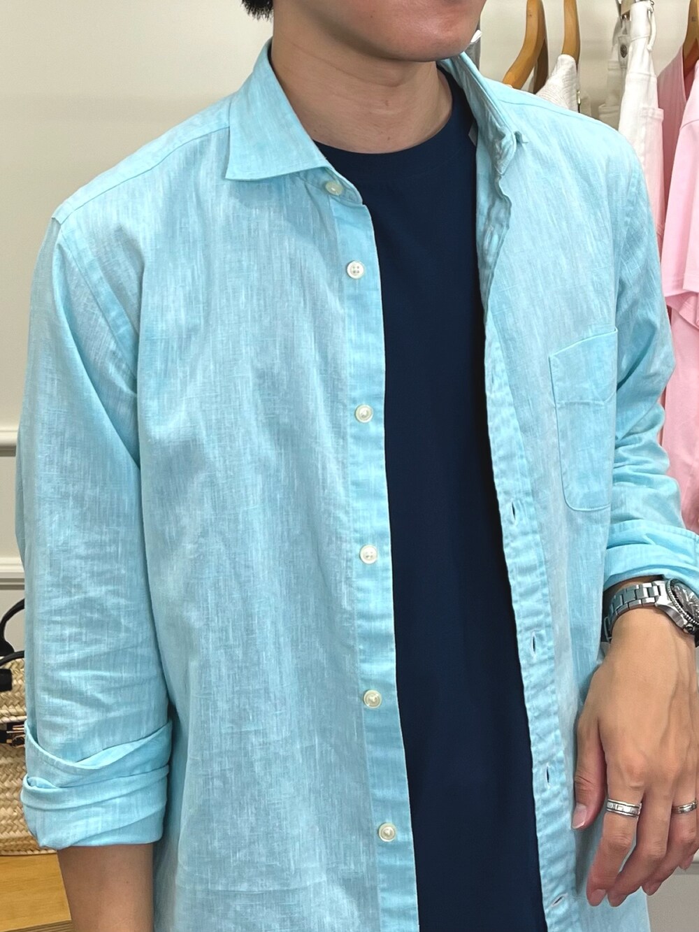 グリーン系のシャツ/ブラウス、ブルー系のTシャツ/カットソー、グレー系のその他パンツを着用したメンズの夏コーディネートの8枚目の写真