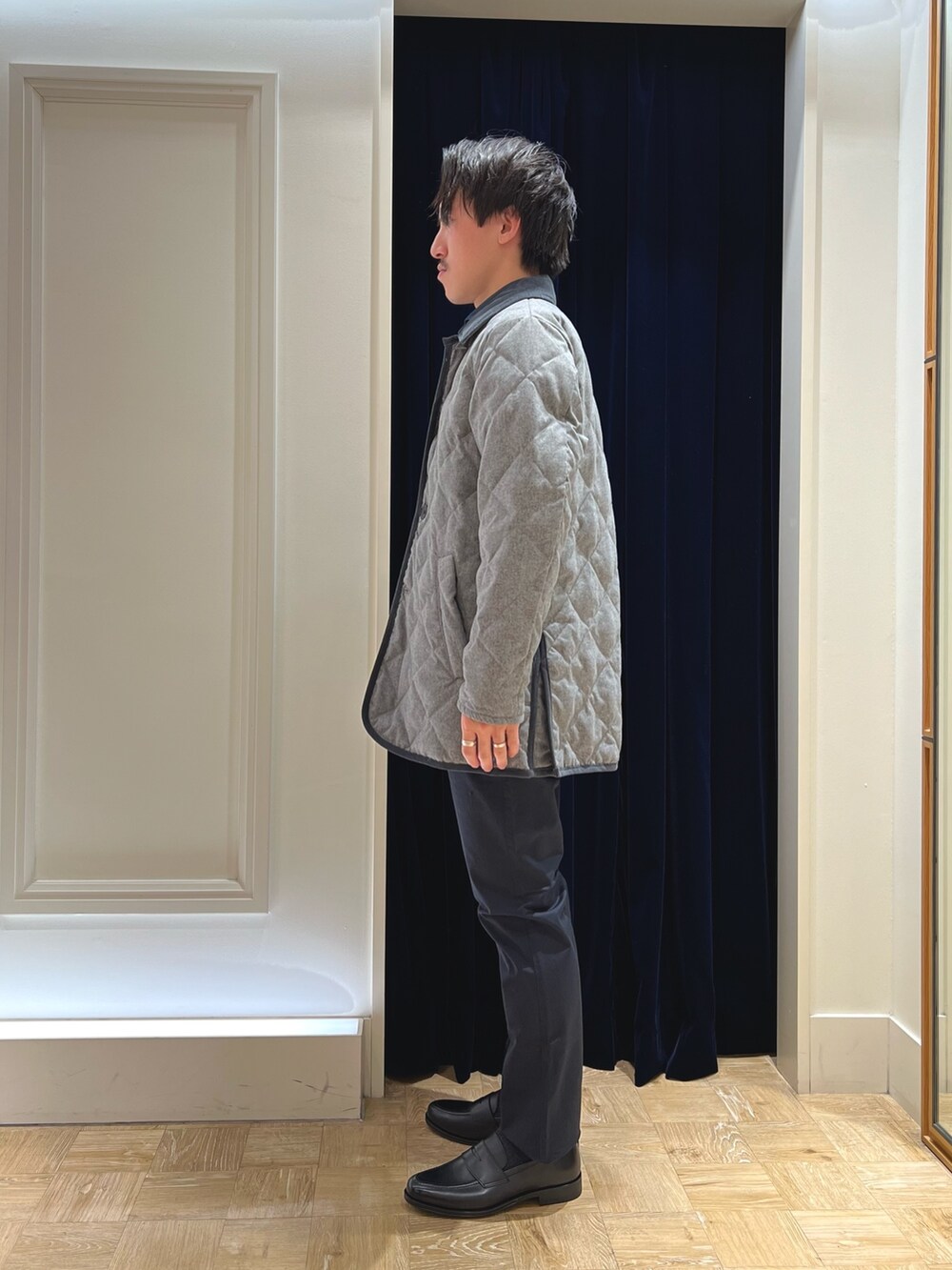 グレー系のダウンジャケット/コート、ブルー系のシャツ/ブラウス、ブラック系のローファーを着用したメンズの冬コーディネートの4枚目の写真