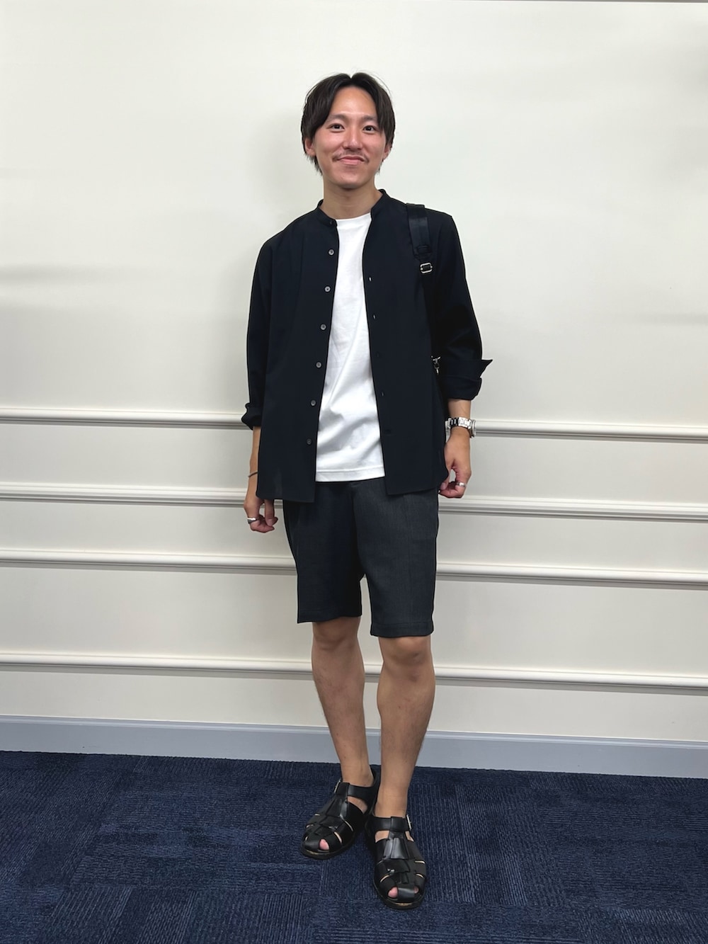 「ショートパンツ、サンダル、シンプル、白Tシャツ、きれいめカジュアル、休日スタイル、ブラックコーデ、夏コーデ、夏、夏だ！Tシャツ着よう！、メンズコーデ、シンプルスタイル、シャツコーデ、いいね、save、フォローお願いします🤑、モノトーン」｜「NOLLEY'S goodmanの【ACTIVE SECT】《限定展開 / 速乾 / 防シワ》”ALL TIME DRY” スリムバンドカラーシャツ（シャツ/ブラウス、ブラック系）」を使った、nishiokaさん（メンズ・169cm）の夏コーディネートの3枚目の写真