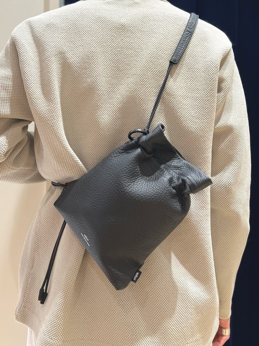 ベージュ系のカーディガン/ボレロ、ブルー系のシャツ/ブラウス、ブラック系のショルダーバッグを着用したメンズの冬コーディネートの6枚目の写真