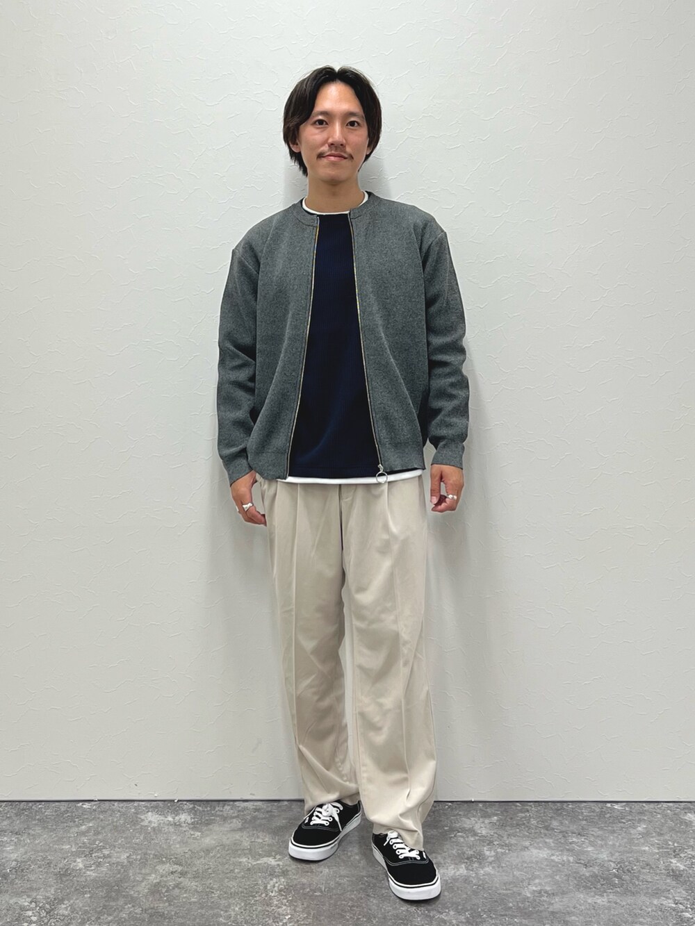 グレー系のカーディガン/ボレロ、ブルー系のTシャツ/カットソー、ベージュ系のその他パンツを着用したメンズの秋コーディネートの3枚目の写真