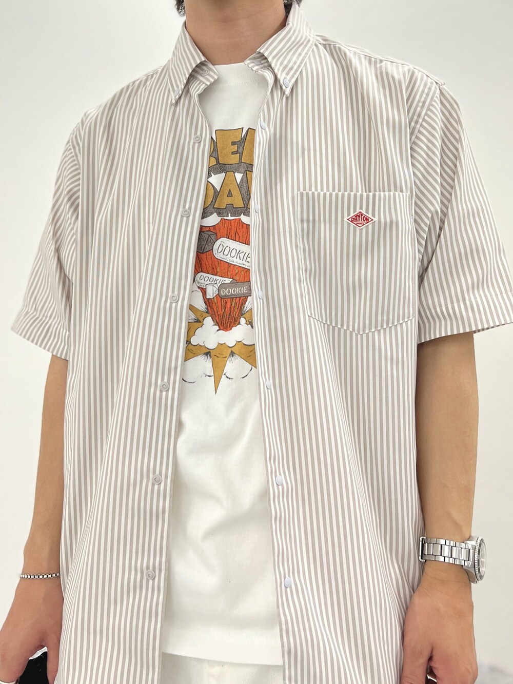 ホワイト系のTシャツ/カットソー、ブラック系のバックパック/リュック、ホワイト系のデニムパンツを着用したメンズの春コーディネートの9枚目の写真