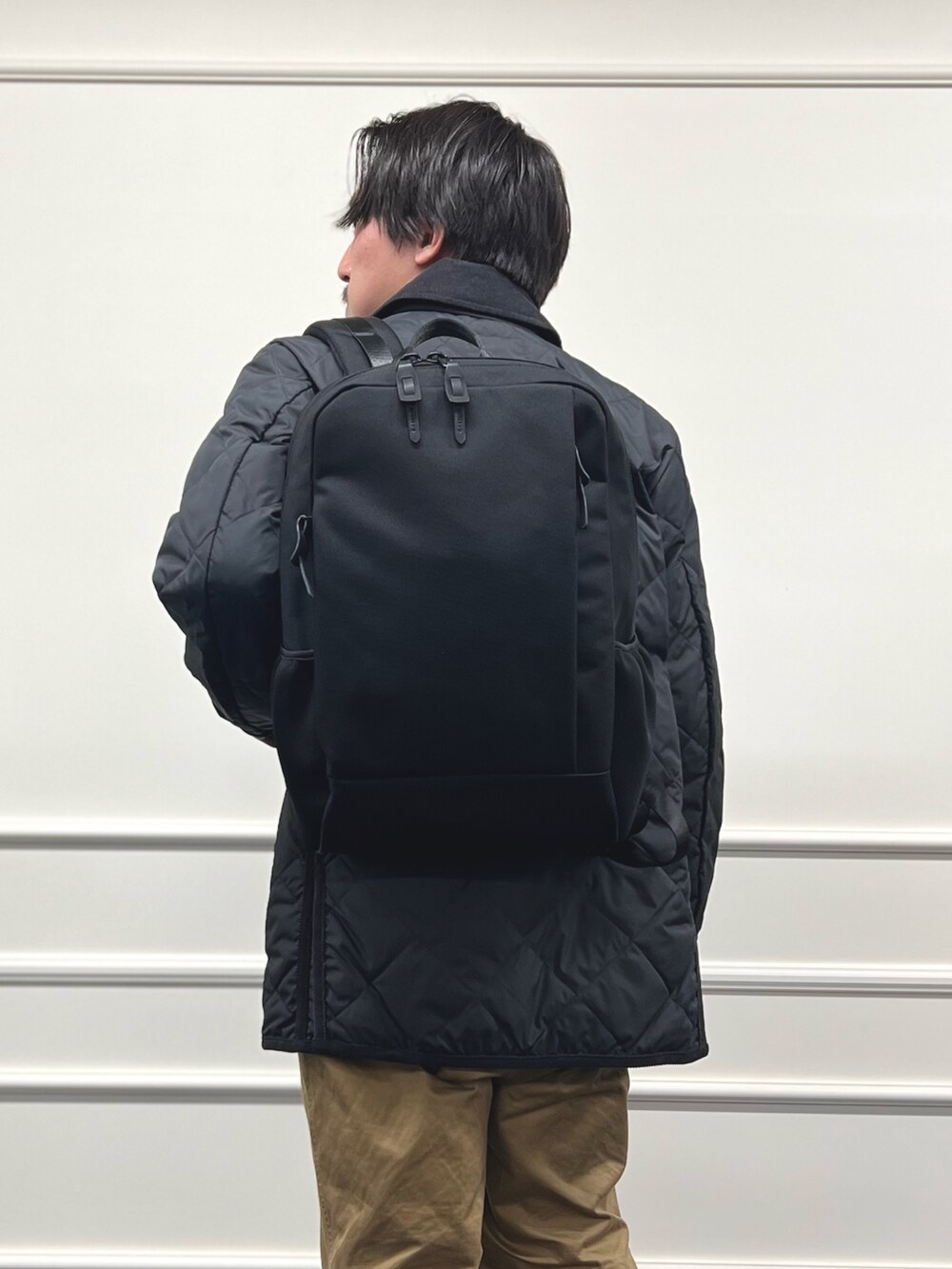 グレー系のダウンジャケット/コート、ホワイト系のシャツ/ブラウス、ブルー系のカーディガン/ボレロを着用したメンズの冬コーディネートの9枚目の写真