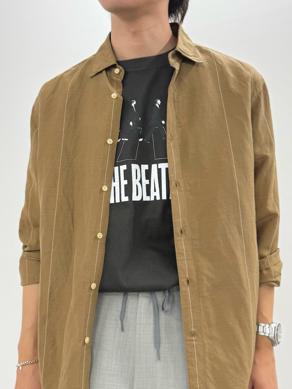 ブラック系のTシャツ/カットソー、ベージュ系のシャツ/ブラウス、グレー系のその他パンツを着用したメンズの夏コーディネートの6枚目の写真