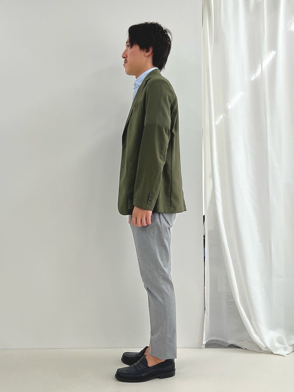 ブルー系のシャツ/ブラウス、グレー系のチノパンツ、グリーン系のテーラードジャケットを着用したメンズの夏コーディネートの5枚目の写真