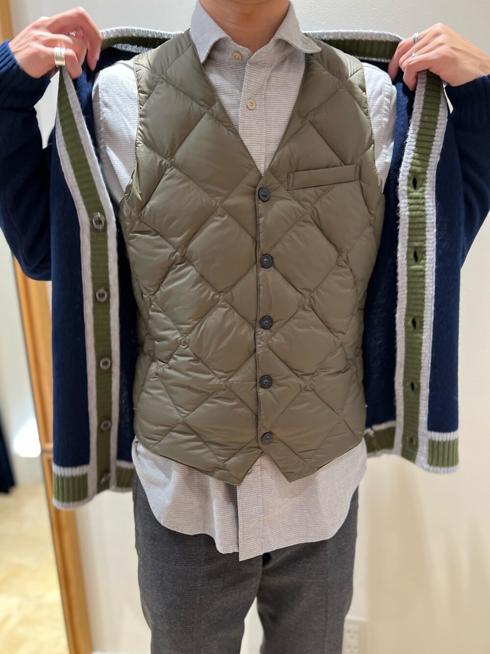 「シンプルコーデ、メガネ男子、休日スタイル、きれいめカジュアル、秋服、オトナカジュアル、秋のコーデ、カジュアルコーデ、カーディガン、ダウンベスト、レイヤードスタイル、30代コーデ」｜「TAIONの【TAION/タイオン】SINGLE SNAP BUTTON DOWN GILET インナーダウンジレ（ダウンベスト、グリーン系）」を使った、nishiokaさん（メンズ・169cm）の秋コーディネートの7枚目の写真