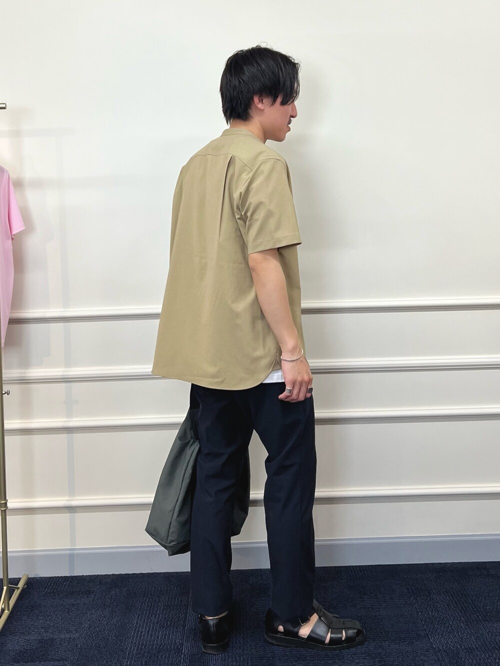 ベージュ系のシャツ/ブラウス、ホワイト系のTシャツ/カットソー、グレー系のトートバッグを着用したメンズの春コーディネートの6枚目の写真