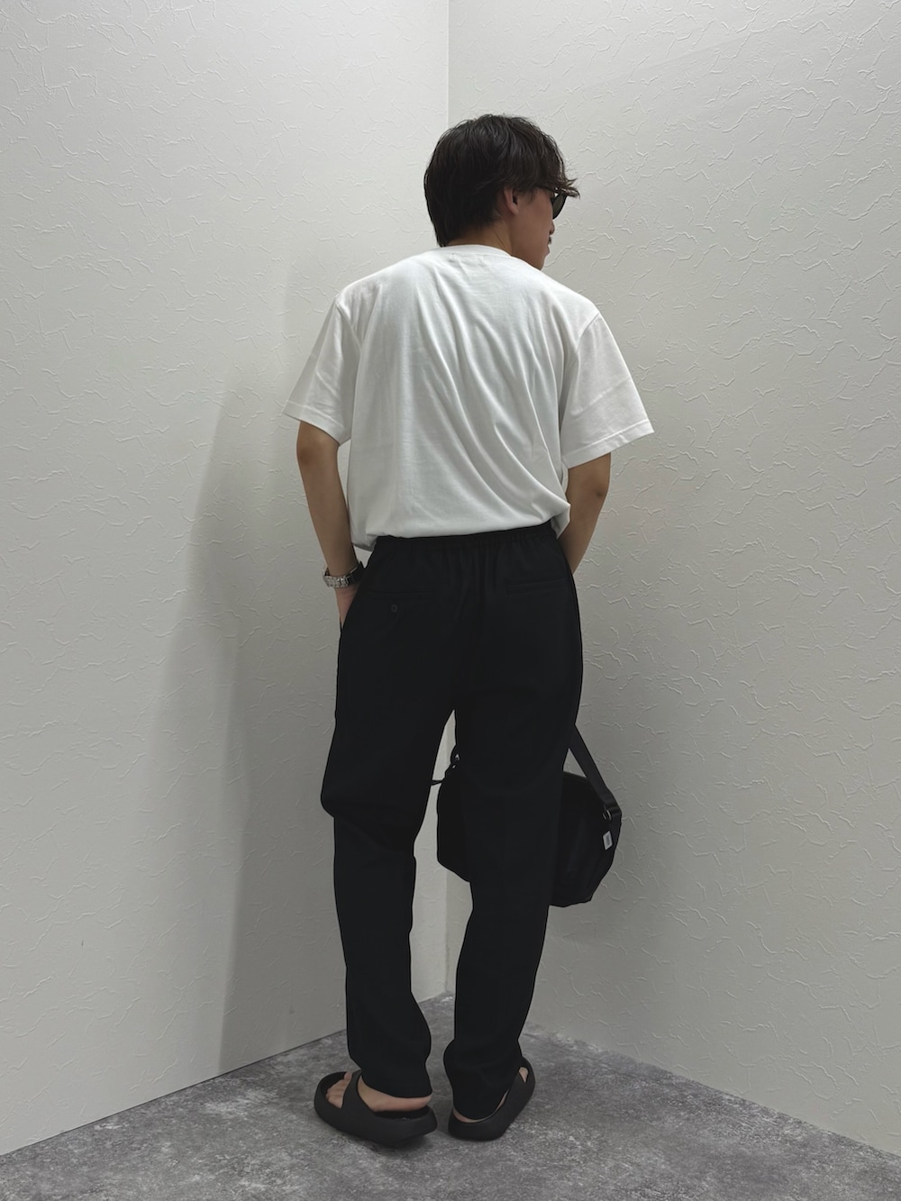 「サンダル、夏コーデ、白Tシャツ、サングラス、Tシャツ、ショルダーバッグ、ブラックコーデ、カジュアルコーデ、夏、お出かけコーデ、シンプルコーデ、モノトーン、モノトーンコーデ」|「GOOD ROCK SPEEDの【GOOD ROCK SPEED】別注 NIRVANA / ニルヴァーナ プリントTシャツ(Tシャツ/カットソー、ホワイト系)」を使った、nishiokaさん(メンズ・169cm)の夏コーディネートの6枚目の写真