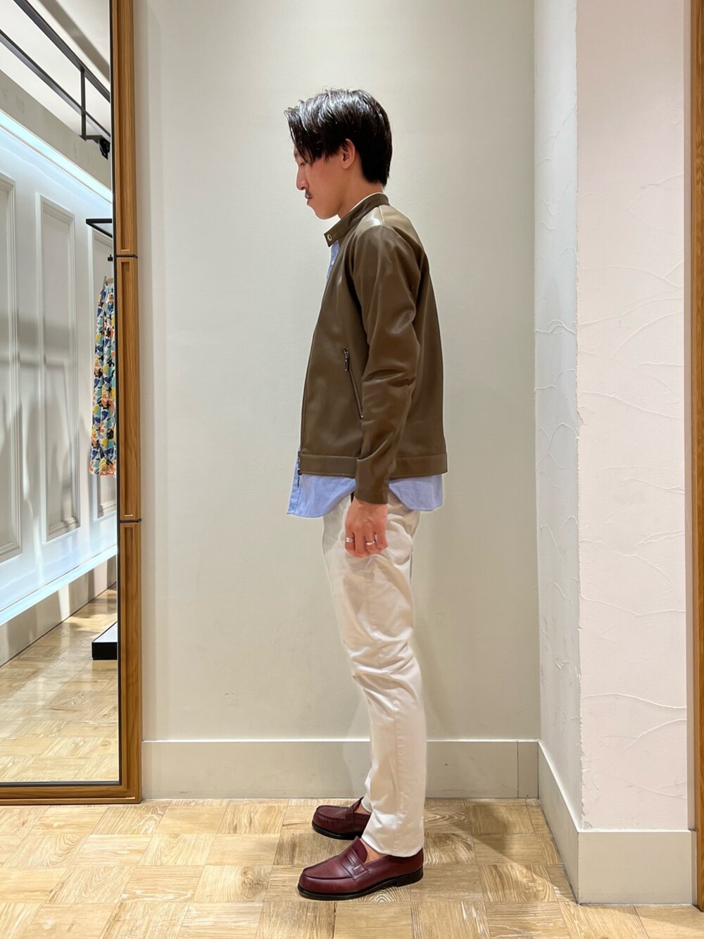 ブラウン系のライダースジャケット、ブルー系のシャツ/ブラウス、グレー系のその他パンツを着用したメンズの夏コーディネートの3枚目の写真