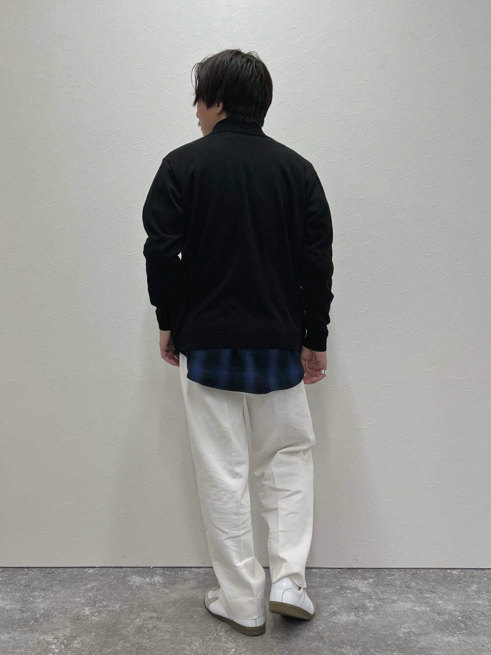 ブラック系のカーディガン/ボレロ、ブルー系のシャツ/ブラウス、ホワイト系のデニムパンツを着用したメンズの冬コーディネートの6枚目の写真
