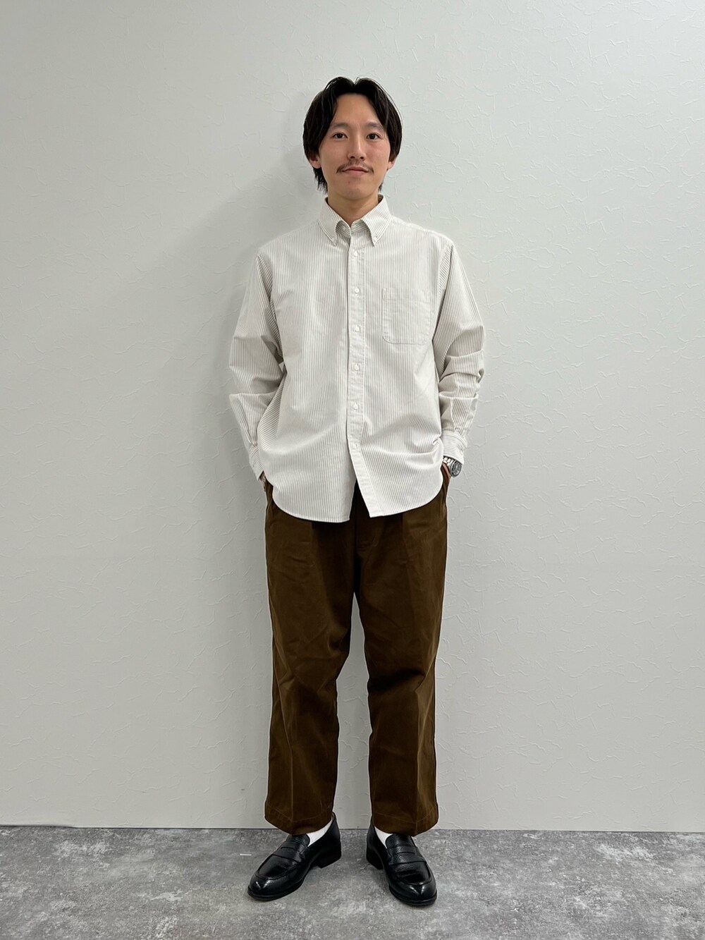 ブラック系のシャツ/ブラウス、ベージュ系のシャツ/ブラウス、ブラック系のトートバッグを着用したメンズの秋コーディネートの6枚目の写真