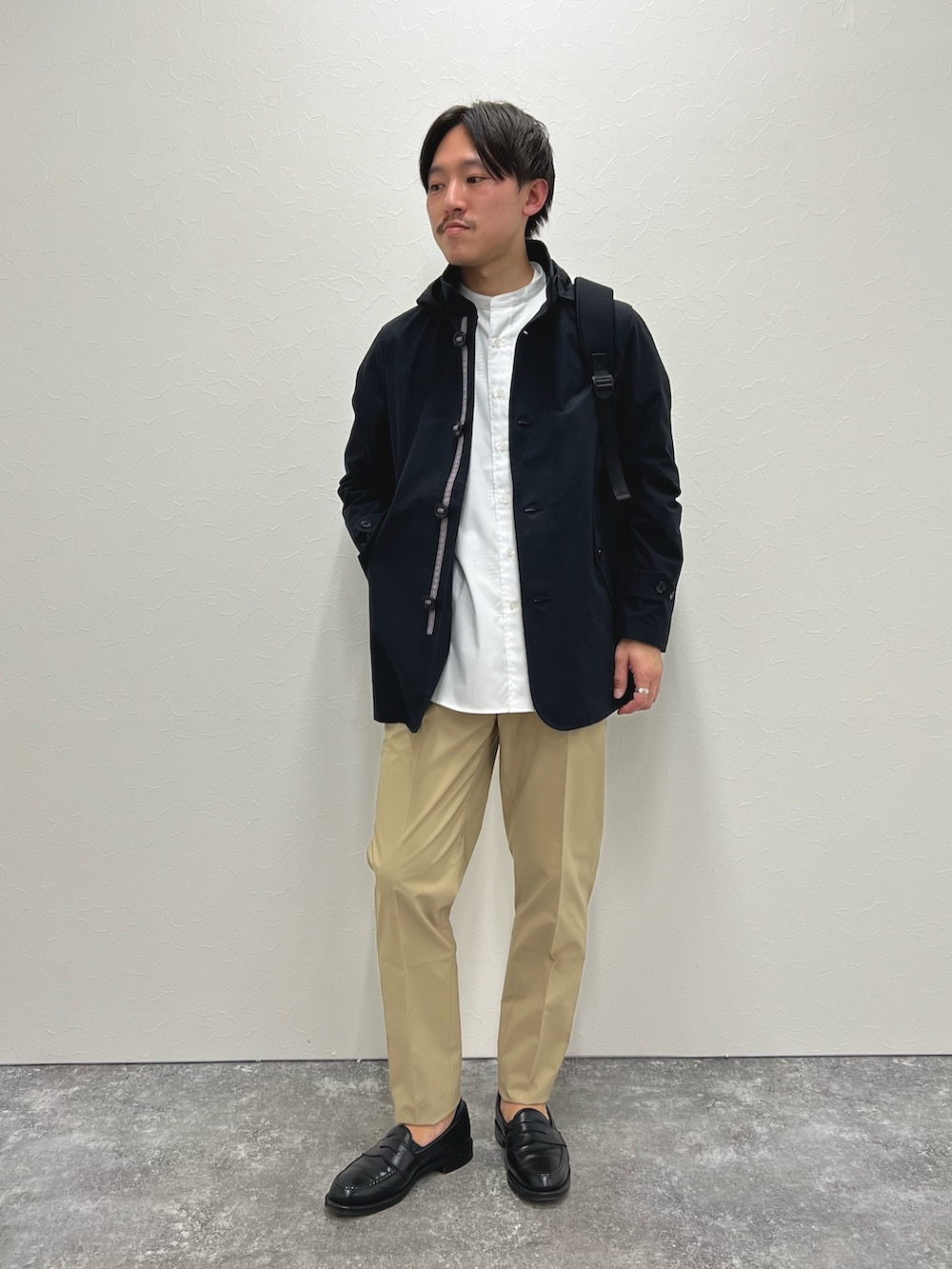 ブラック系のブルゾン、ホワイト系のシャツ/ブラウス、ベージュ系のその他パンツを着用したメンズの冬コーディネートの2枚目の写真