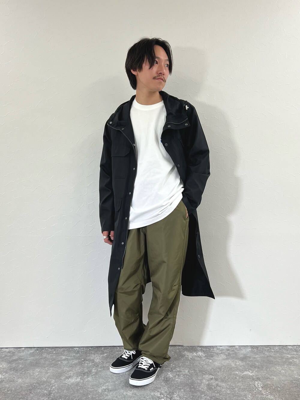 「シンプルコーデ、メンズファッション、大人カジュアル、シンプル、ラフコーデ、低身長、ミリタリージャケット、春、休日コーデ、ラフ、スニーカー、カジュアル、カジュアルコーデ、コート、低身長コーデ」｜「TAIONの【TAION/タイオン】ノンダウン ミリタリー ロングフードコート（モッズコート、ブラック系）」を使った、nishiokaさん（メンズ・169cm）の冬コーディネートの5枚目の写真