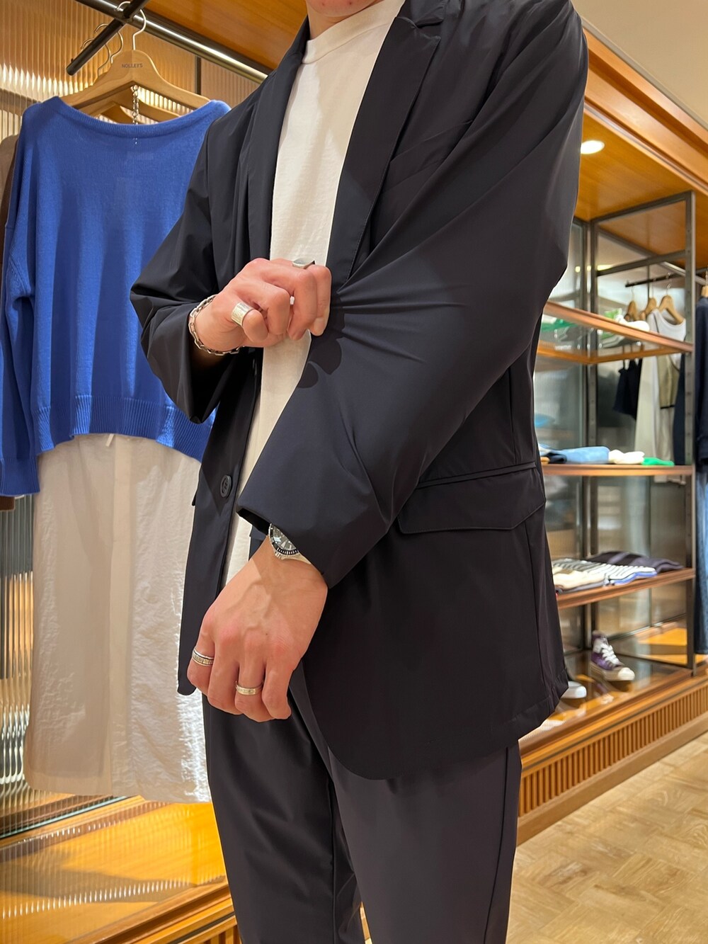 ホワイト系のTシャツ/カットソー、ブルー系のテーラードジャケット、ブラック系のローファーを着用したメンズの春コーディネートの3枚目の写真