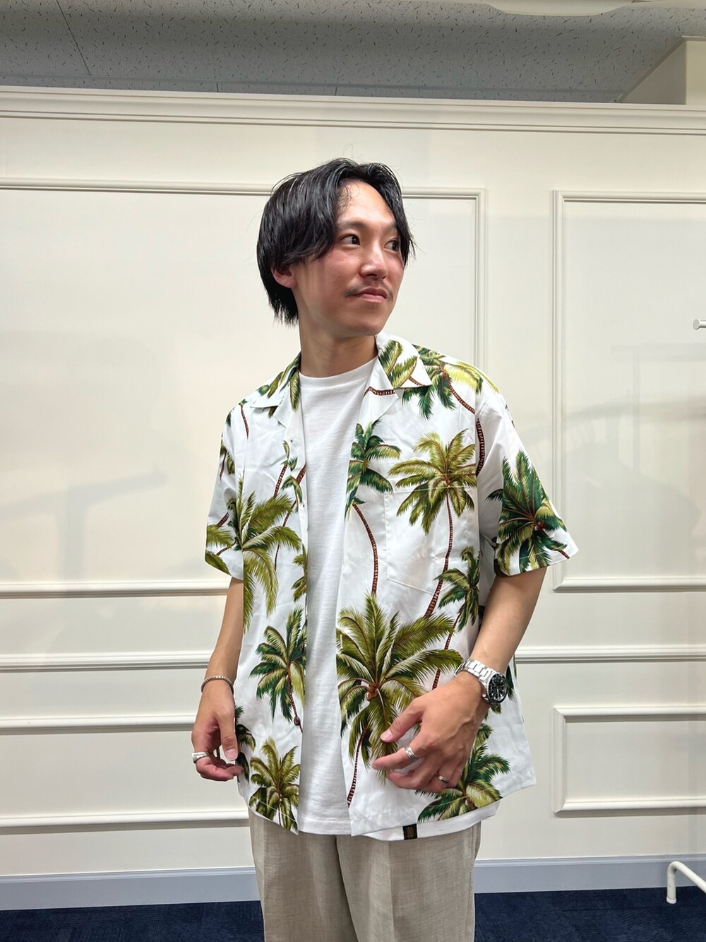 ホワイト系のシャツ/ブラウス、ホワイト系のその他パンツ、ブラック系のサンダルを着用したメンズの夏コーディネートの6枚目の写真