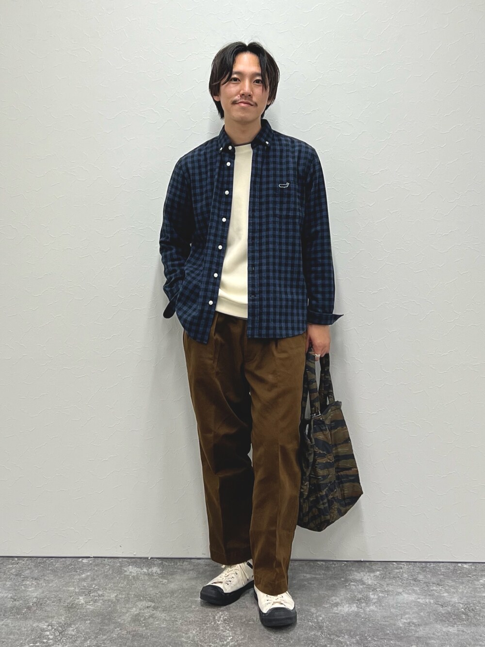 ブルー系のシャツ/ブラウス、ホワイト系のTシャツ/カットソー、ブラウン系のトートバッグを着用したメンズの秋コーディネートの2枚目の写真